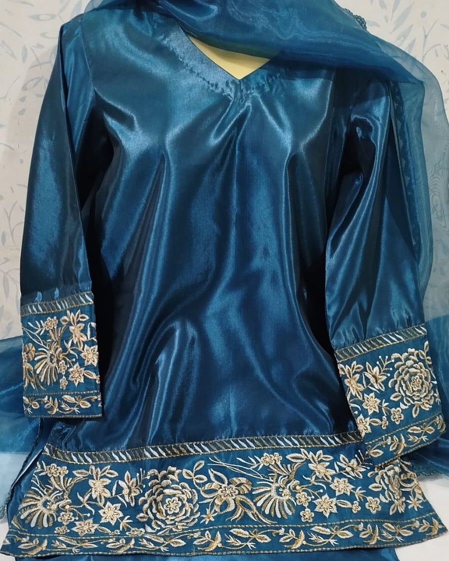 Elegant Traditional 3-Piece Farshi Shalwar Ensemble