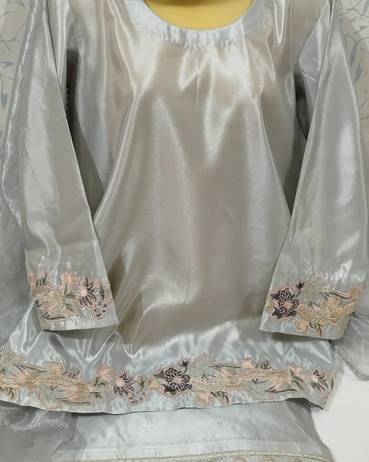 Regal 3-Piece Farshi Shalwar Ensemble with Embroidered Details